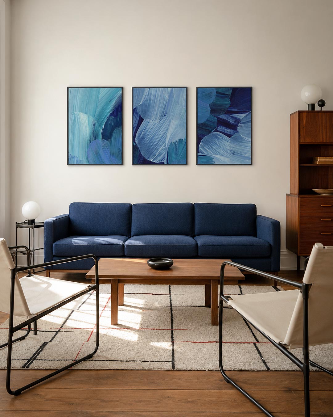 Blauwe borstelstreken posterset – tweede productweergave – deze compositie toont vloeiende penseelstreken in