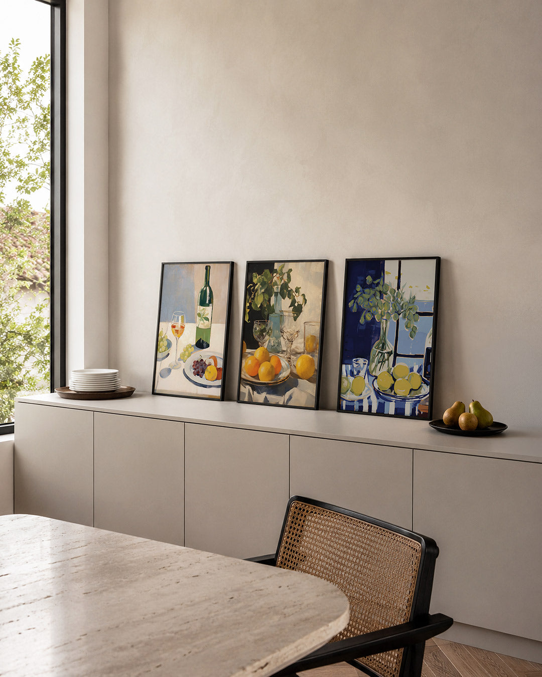 Fruit en wijn posterset – detailweergave – een fles en glas wijn met druiven en fruit op een tafel
