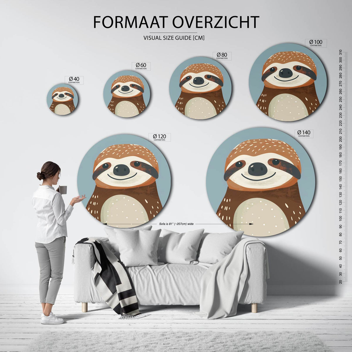 Lachende luiaard Muurcirkel – extra productweergave – Een lachende luiaard met bruine en beige tinten op een blauwe