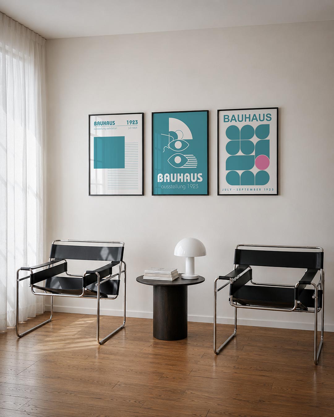 Vorm en lijnen posterset – derde productweergave – een groot blauw vierkant zweeft boven fijne horizontale lijnen. De balans