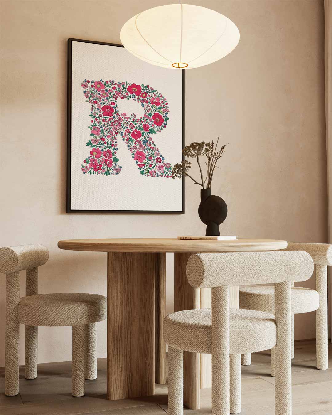 Bloemenletter R – kunstwerk met zwarte baklijst