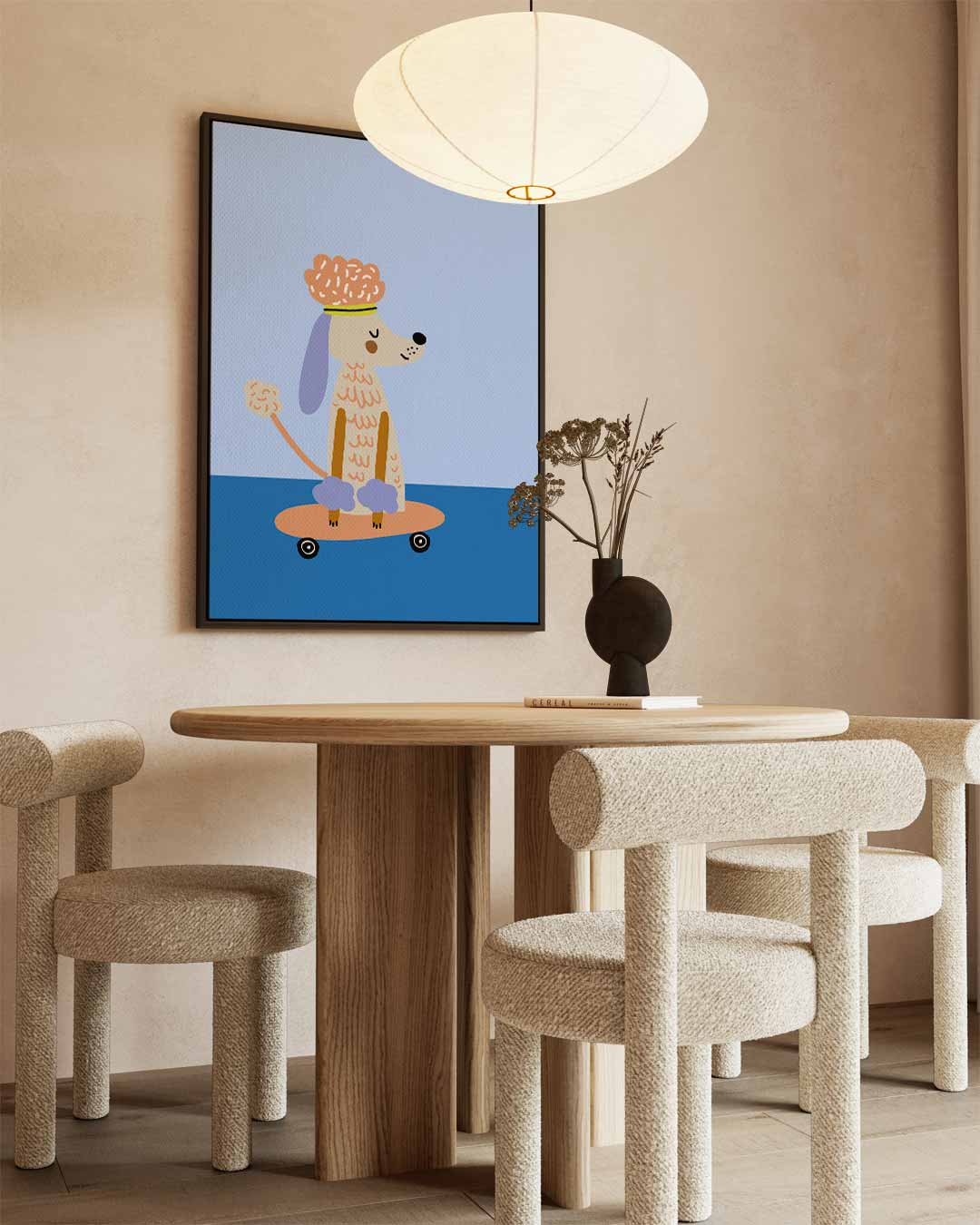 Chille Poedel op Skateboard – staand kunstwerk voor modern interieur