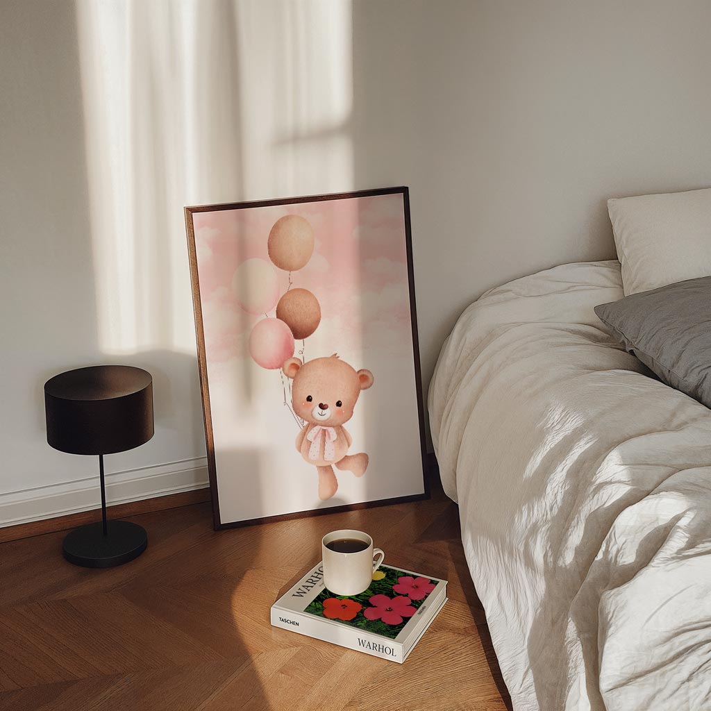 Lieve Teddybeer met Ballonnen – staande kinderkamer wanddecoratie van WallArtistic