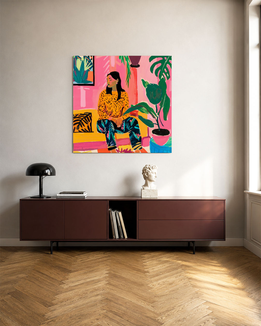 Vrolijke interieur scène kunstwerk – tweede productweergave – dit kunstwerk toont een kleurrijke scène met een vrouw zittend