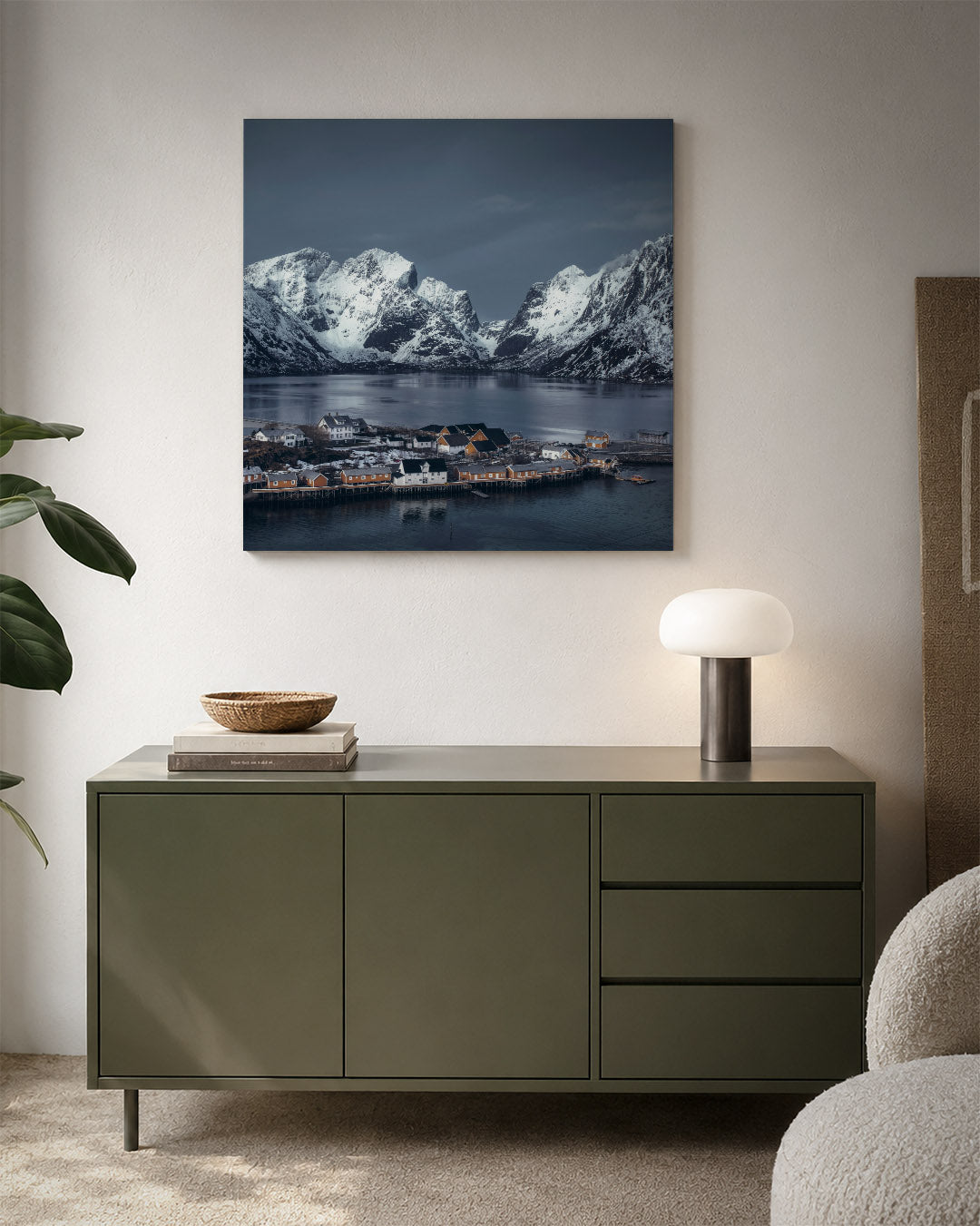 Berglandschap met huizen kunstwerk – detailweergave – een serene scène met besneeuwde bergen en een rustige waterpartij