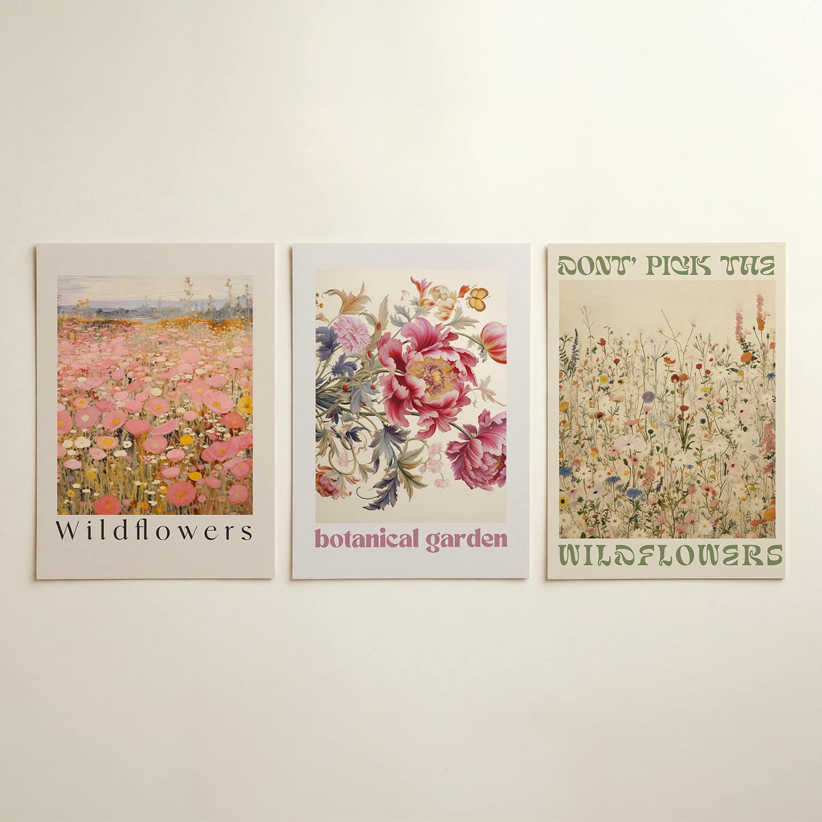 Bloemenweelde posterset – detailweergave – een zee van roze en gele bloemen verspreid over een veld,