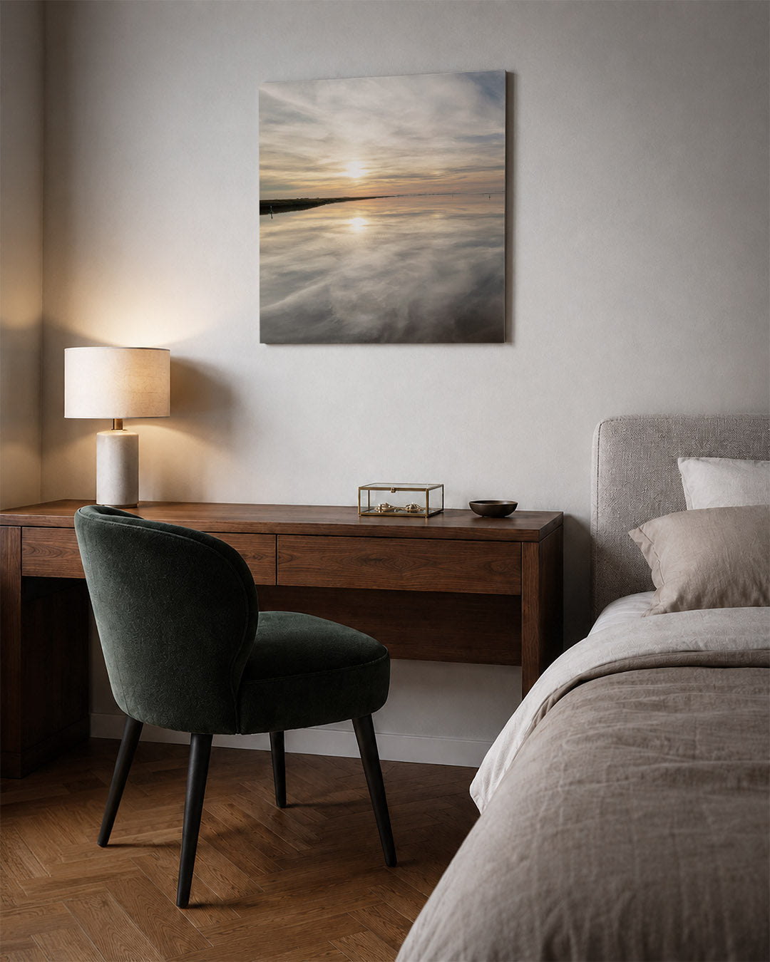Rustige zonsondergang kunstwerk – sfeerbeeld – deze kunstwerk toont een zonsondergang boven een spiegelglad meer, met wolken