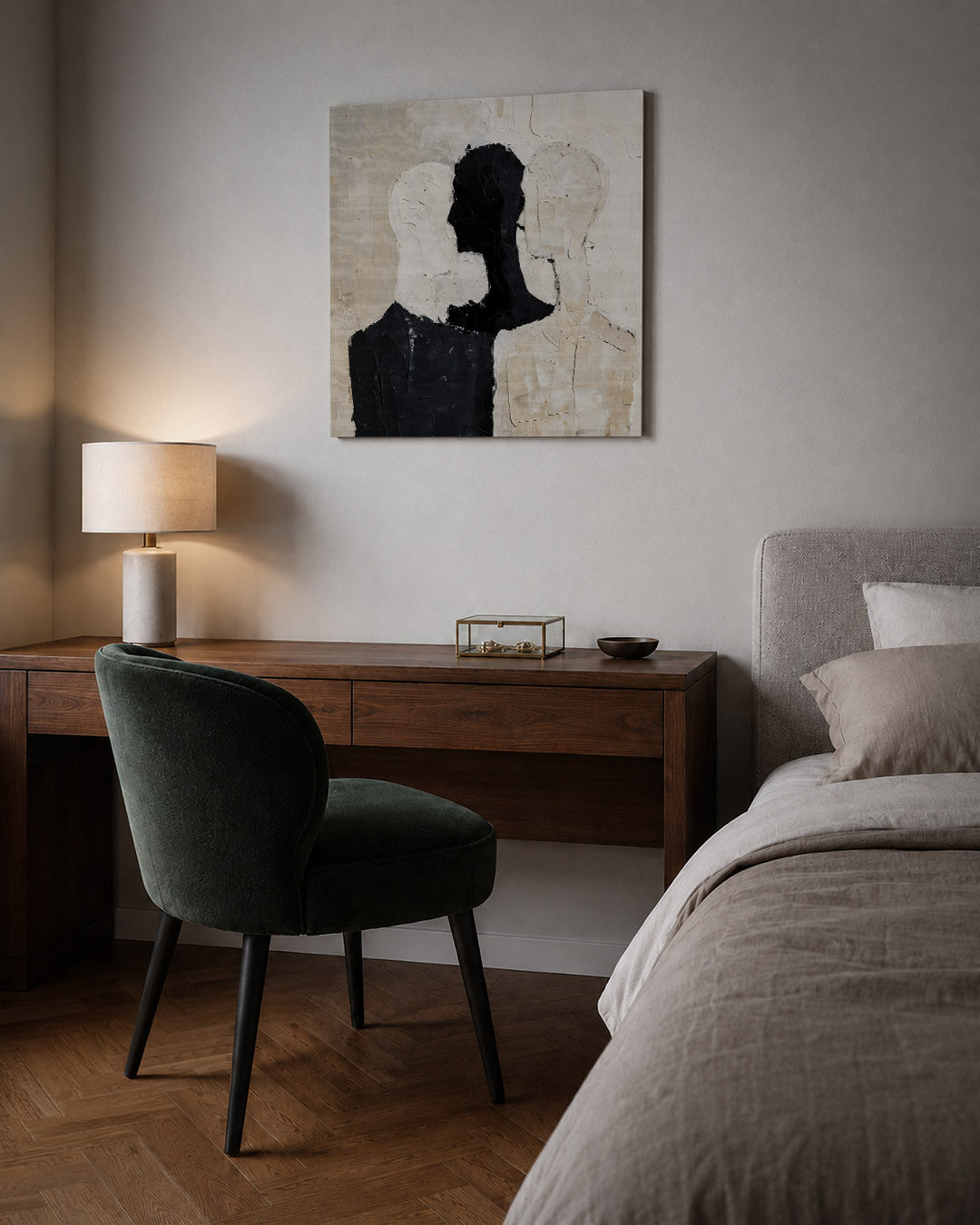 Gelaagde silhouetten kunstwerk – sfeerbeeld – dit werk toont drie overlappende silhouetten in zwart, wit en beige. De grove