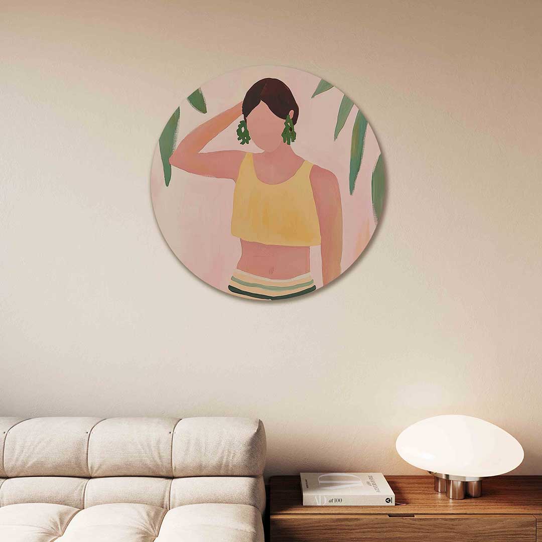 Vrouw met groene oorbellen – moderne abstracte muurcirkel voor aan de muur