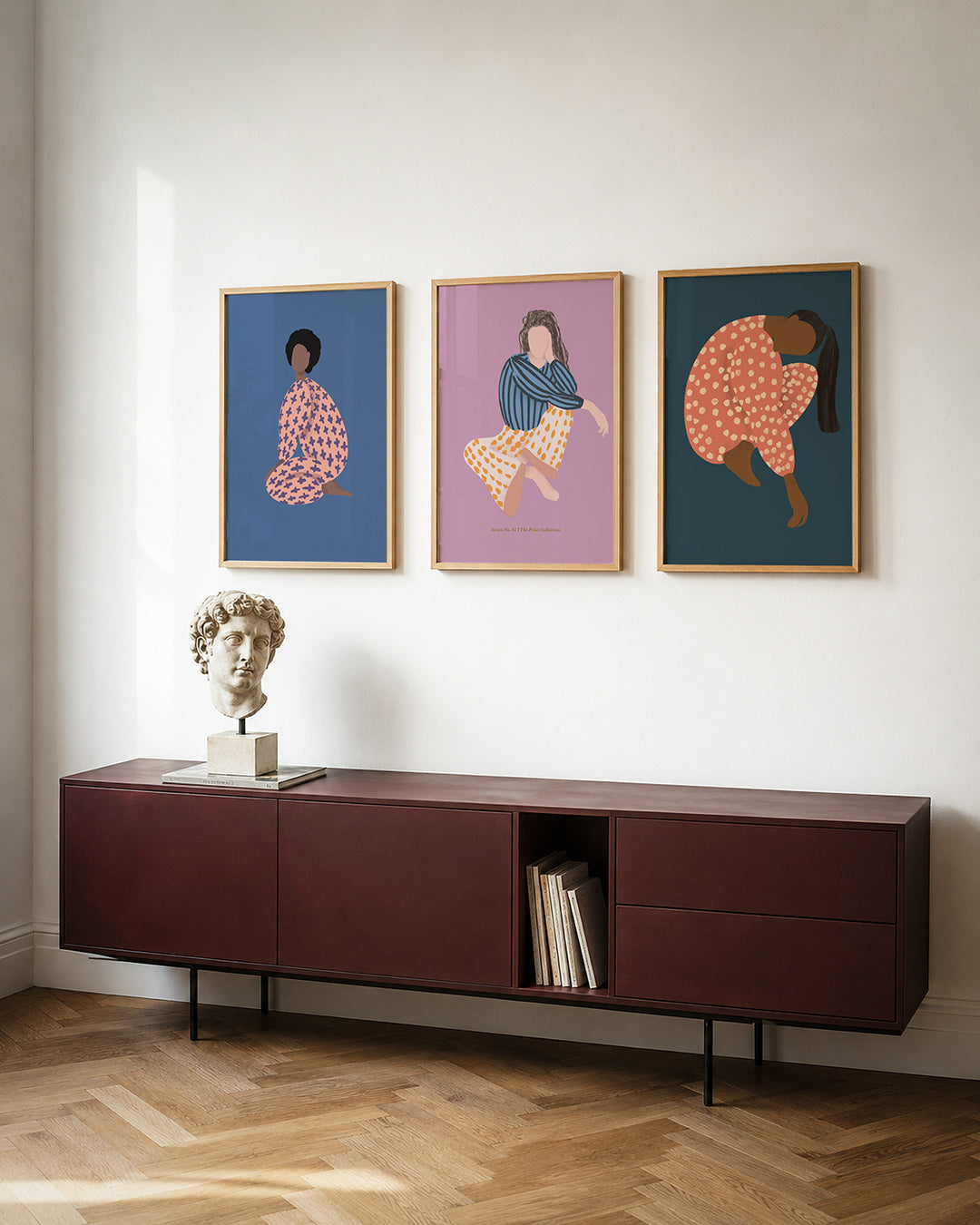 Vorm en kleur posterset – detailweergave – een figuur in een roze outfit met paarse kruisjes tegen een