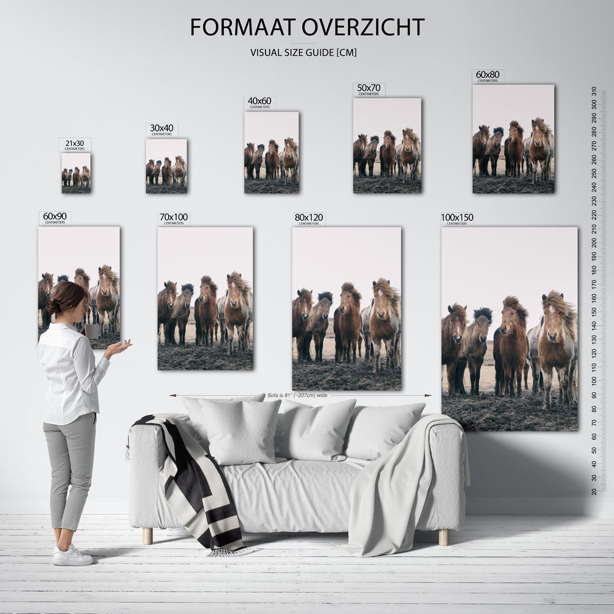 Groep paarden poster – sfeerbeeld – een groep paarden staat dicht bij elkaar op een modderige ondergrond. Hun manen waaien in