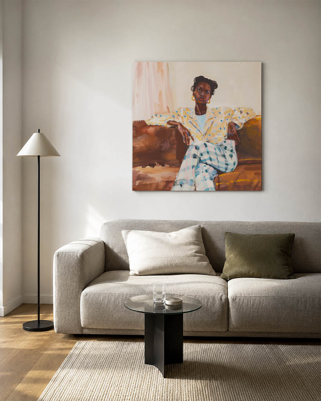 Vrouwelijk portret zittend kunstwerk – vierkante wanddecoratie – dit werk toont een vrouw in een ontspannen pose op een bank.
