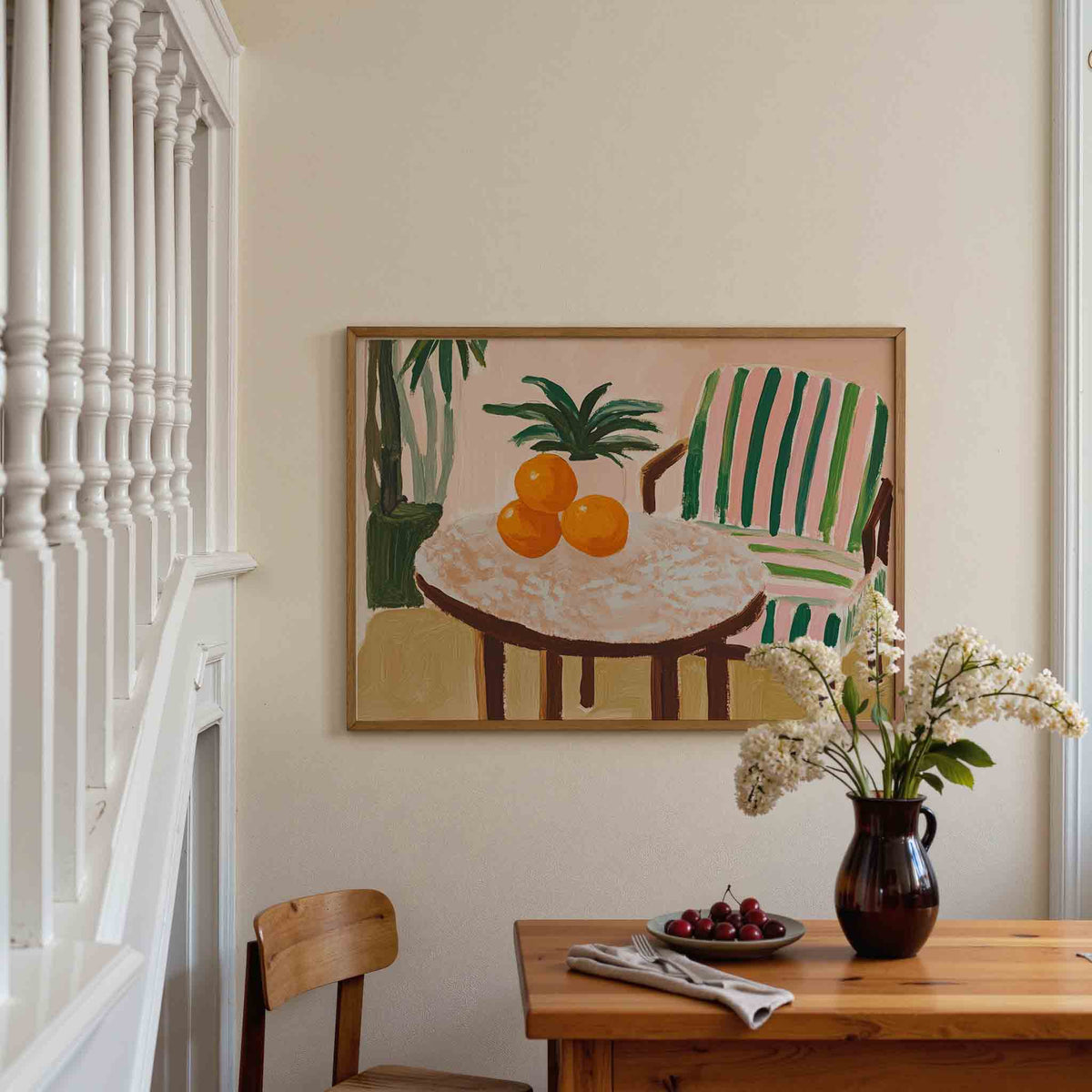 Oranje fruit en gestreepte stoel – tropische poster in liggend formaat