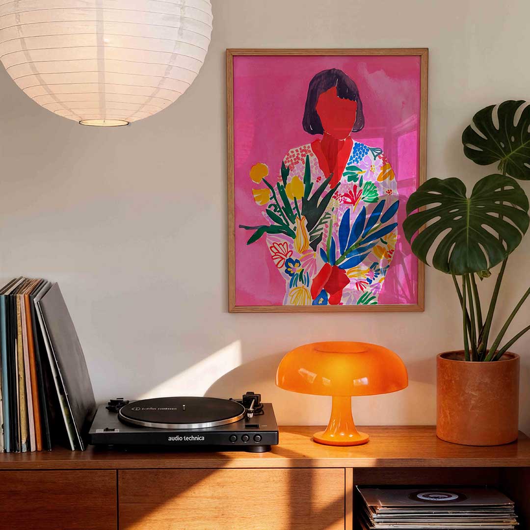Vrouw met bloemen – staande kleurrijke wanddecoratie van WallArtistic