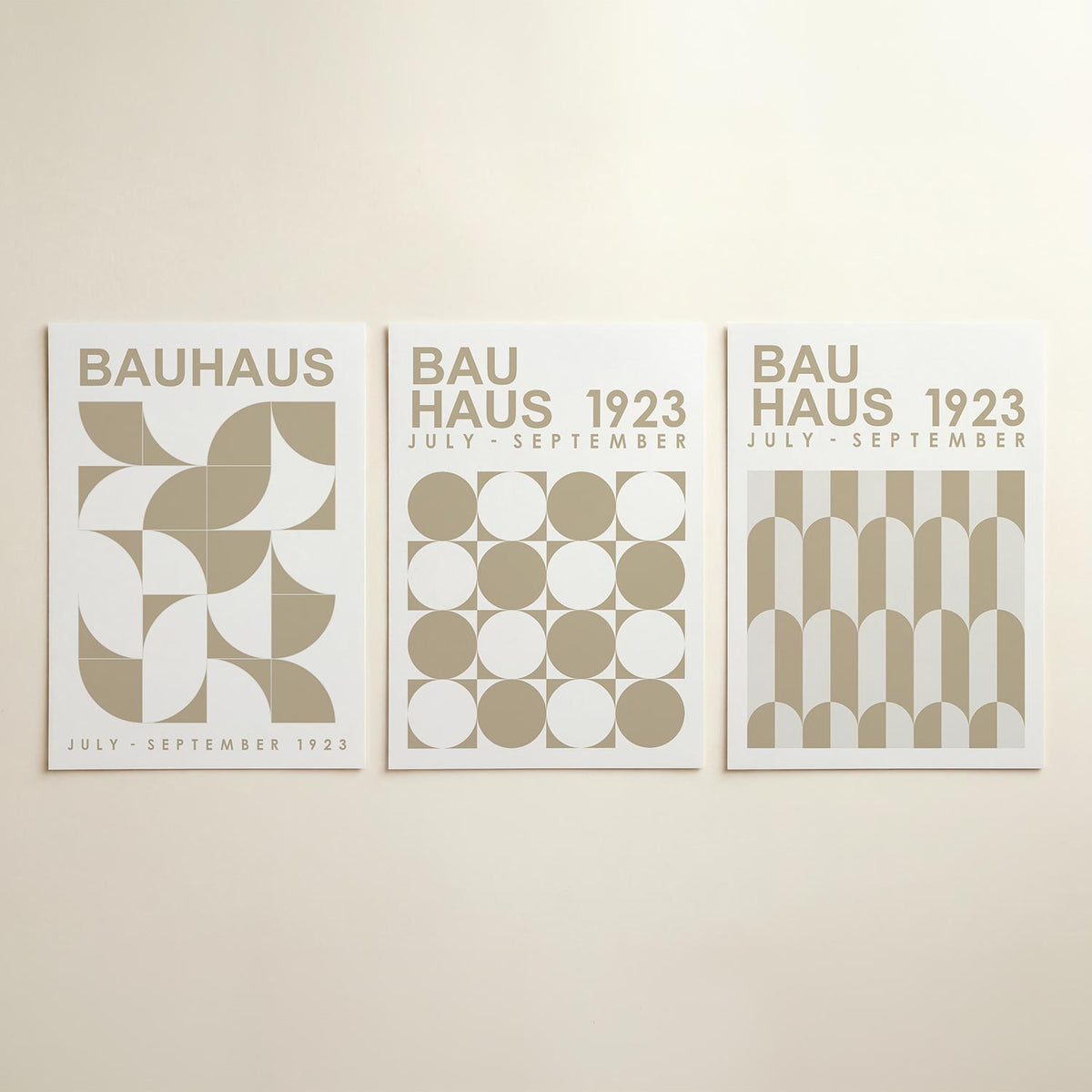 Vorm en balans posterset – detailweergave – deze posterset in drie delen toont een harmonie van beige en wit. Halve cirkels