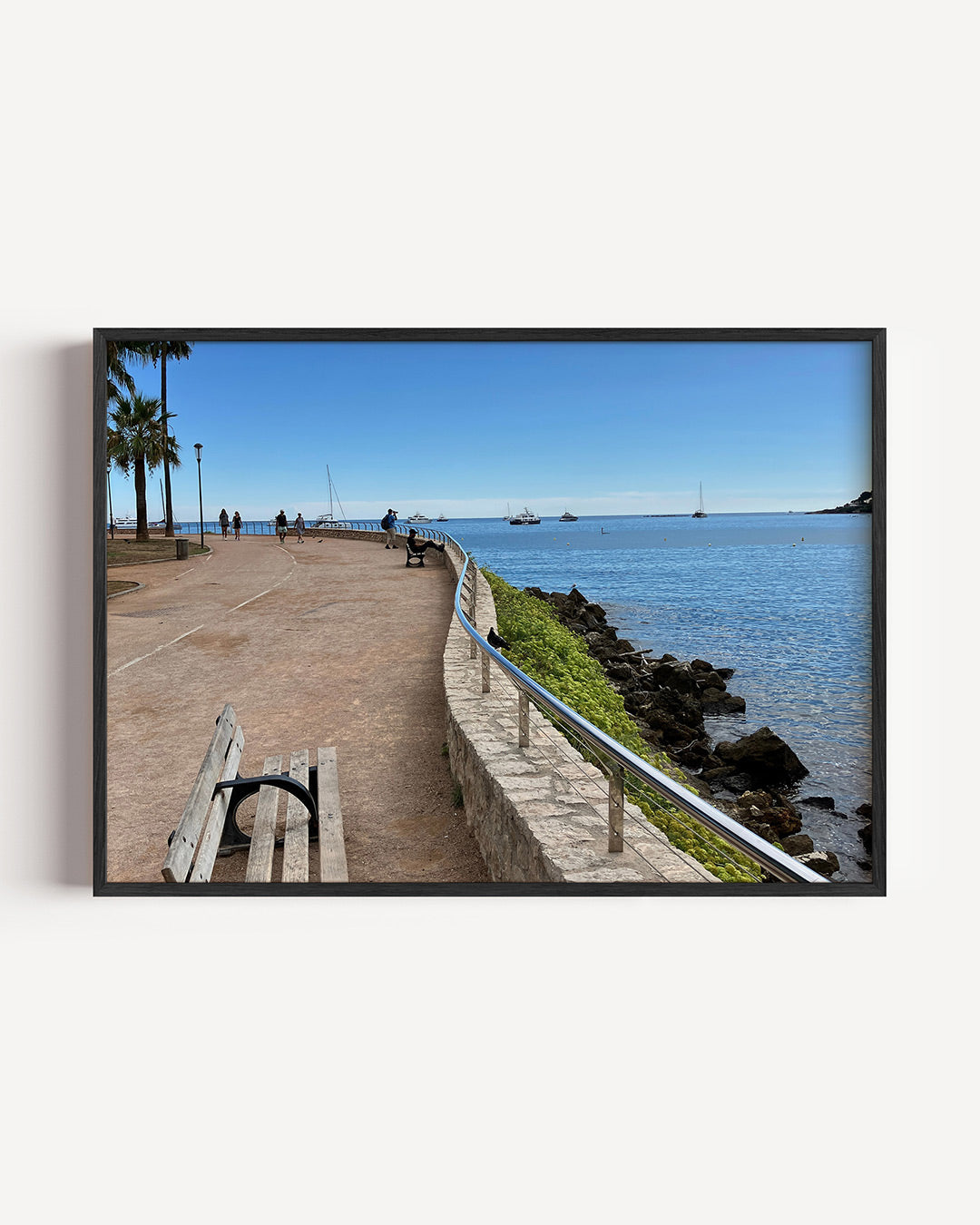 Zomerse kustwandeling poster – liggende wanddecoratie – een zonnige kustwandeling met een helderblauwe lucht en zee.