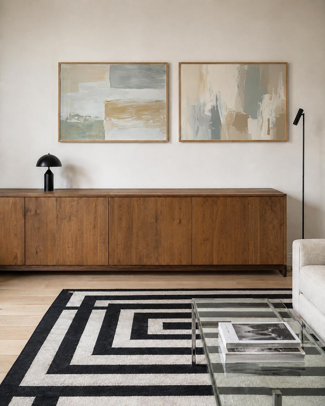 Tweedelige posterset met zachte beige en grijze kleurvlakken, getoond in een interieur