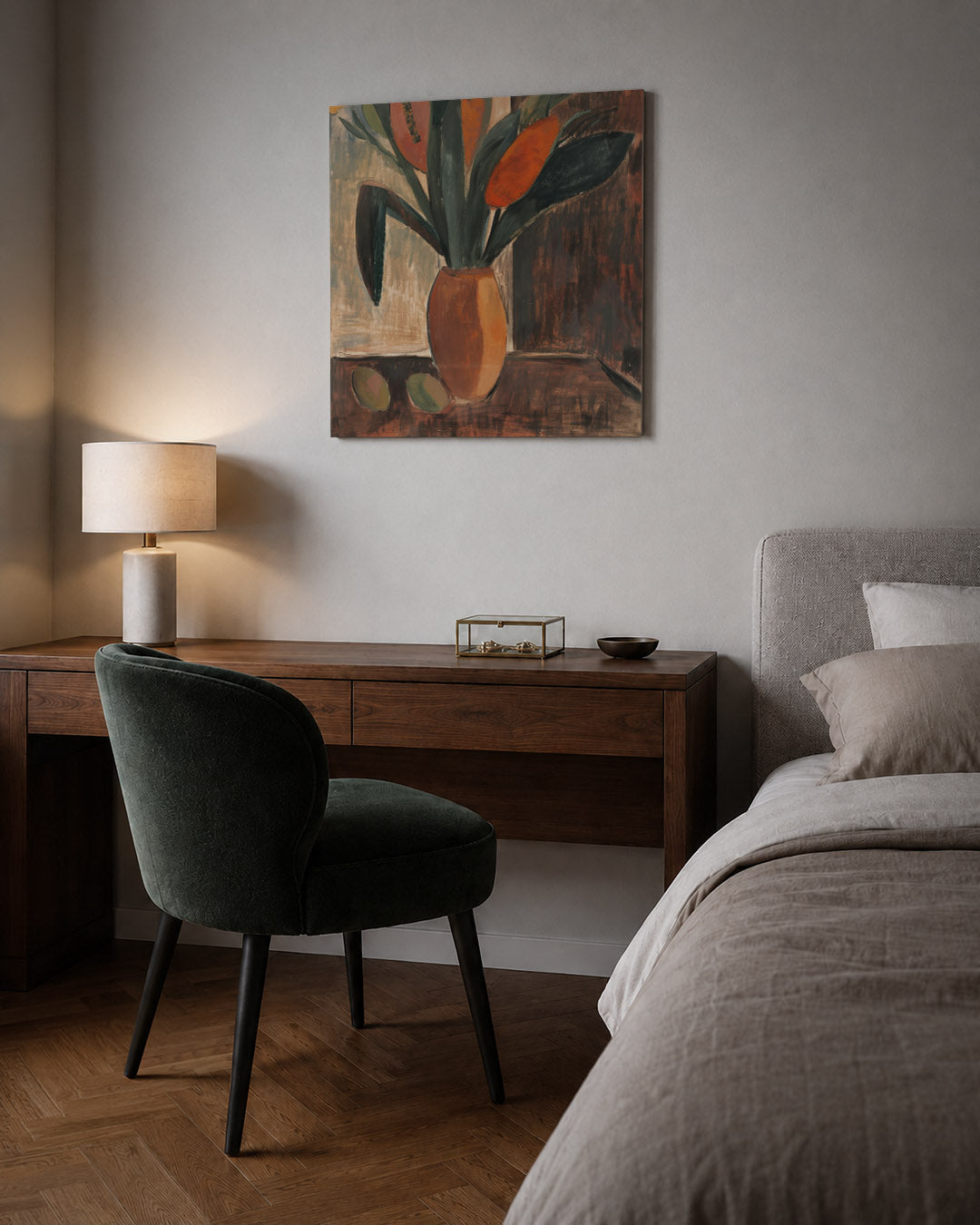 Kleurrijk bloemstilleven kunstwerk – sfeerbeeld – dit kunstwerk toont een vaas met bloemen in warme tinten. De compositie is