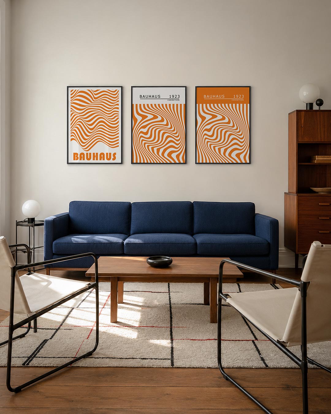 Golvend lijnenspel driedelige posterset – deze posterset in drie delen toont een dynamisch lijnenspel in oranje en wit. De