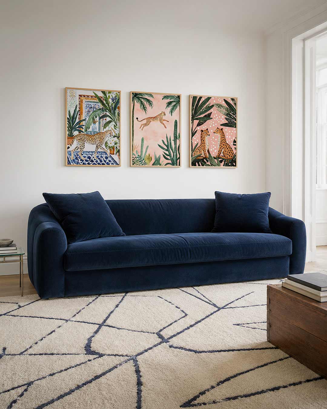 Tropisch interieur driedelige posterset – een luipaard wandelt door een kamer vol groene planten en