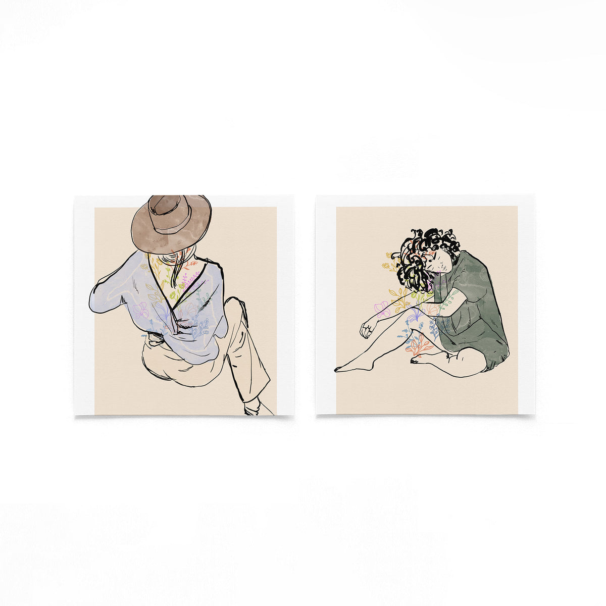Twee vierkante posters met vrouwenfiguren bloemen op een gebroken witte achtergrond
