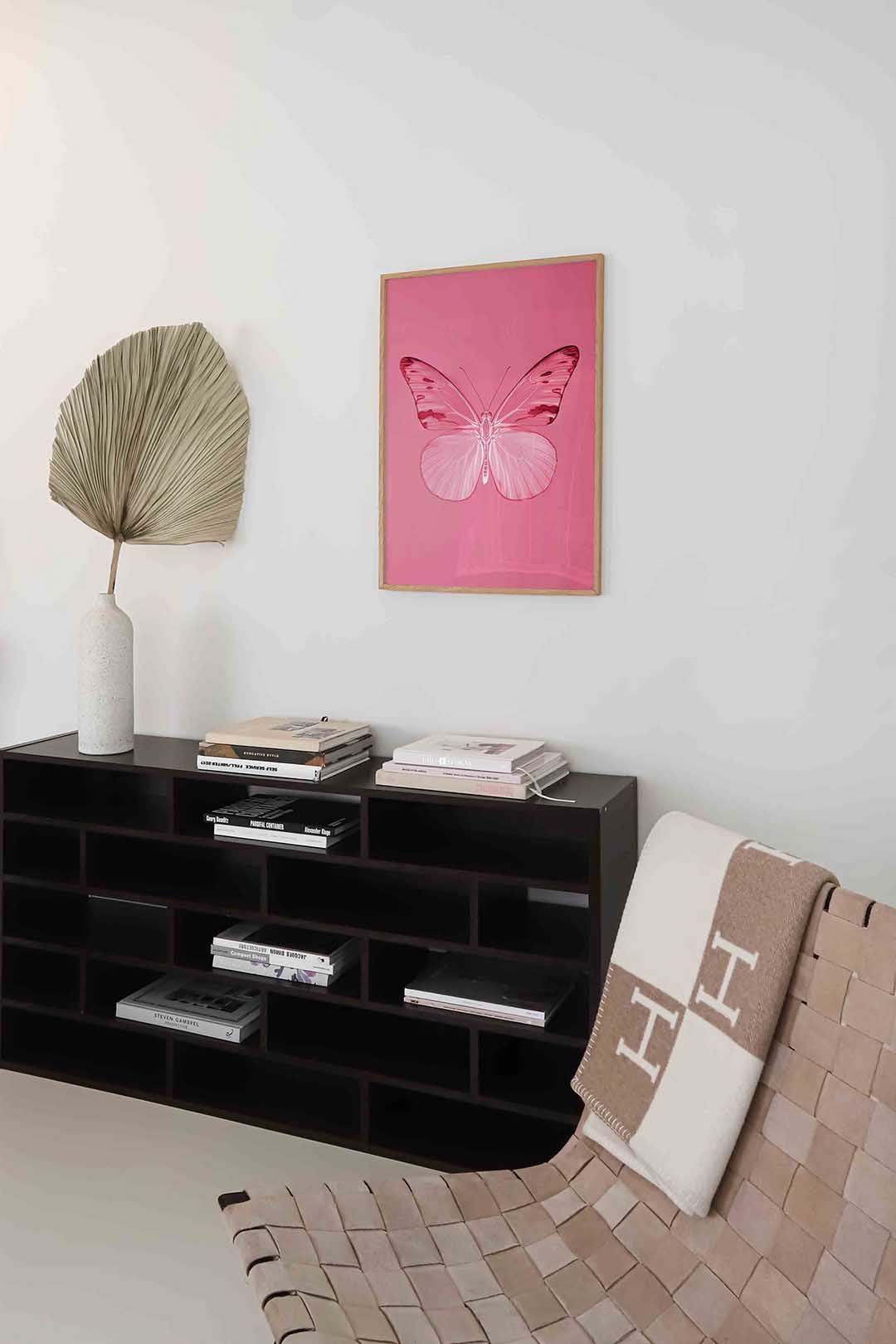 Vlinder op roze – staande kleurrijke abstracte wanddecoratie van WallArtistic