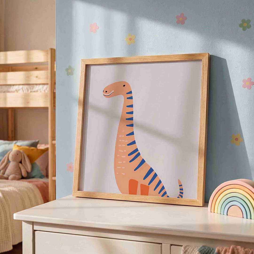 Dinosaurus met blauwe strepen – speelse wandkunst als vierkante kinderposter