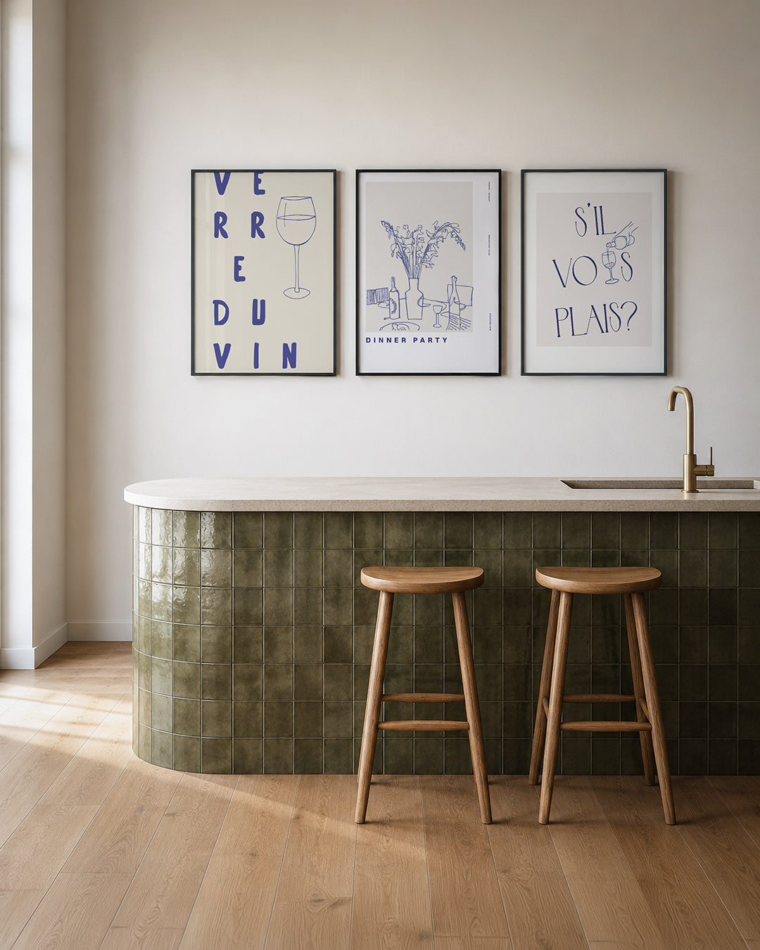 Wijn en woorden posterset – tweede productweergave – heldere blauwe letters vormen een speelse verticale compositie