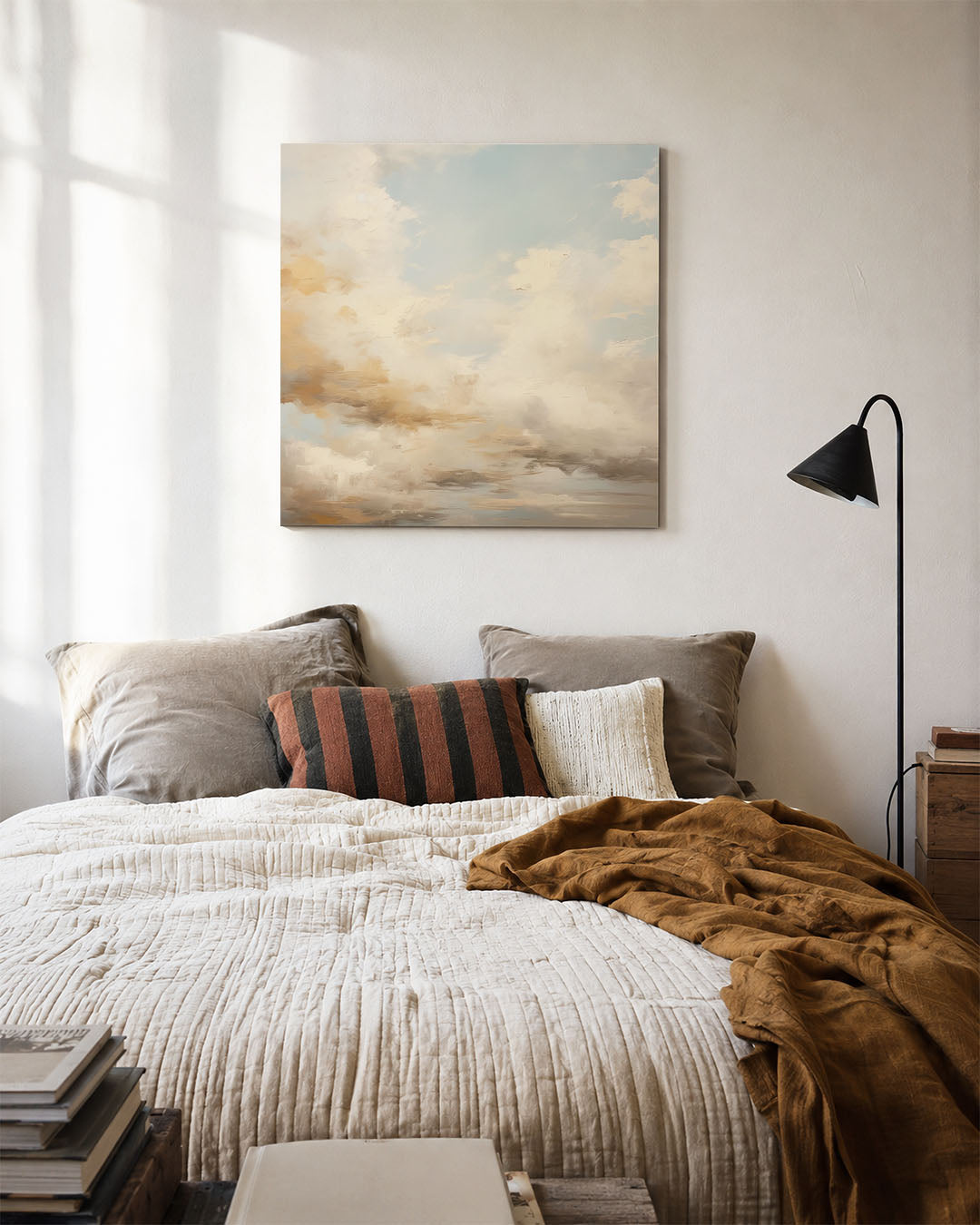Dromerige wolkenlucht kunstwerk – detailweergave – dit werk toont een serene lucht met zachte wolken in beige en blauw. De