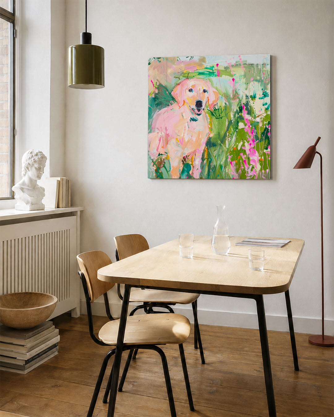 Vrolijke hond in tuin kunstwerk – vierkante wanddecoratie – dit werk toont een speelse hond omringd door levendige kleuren en