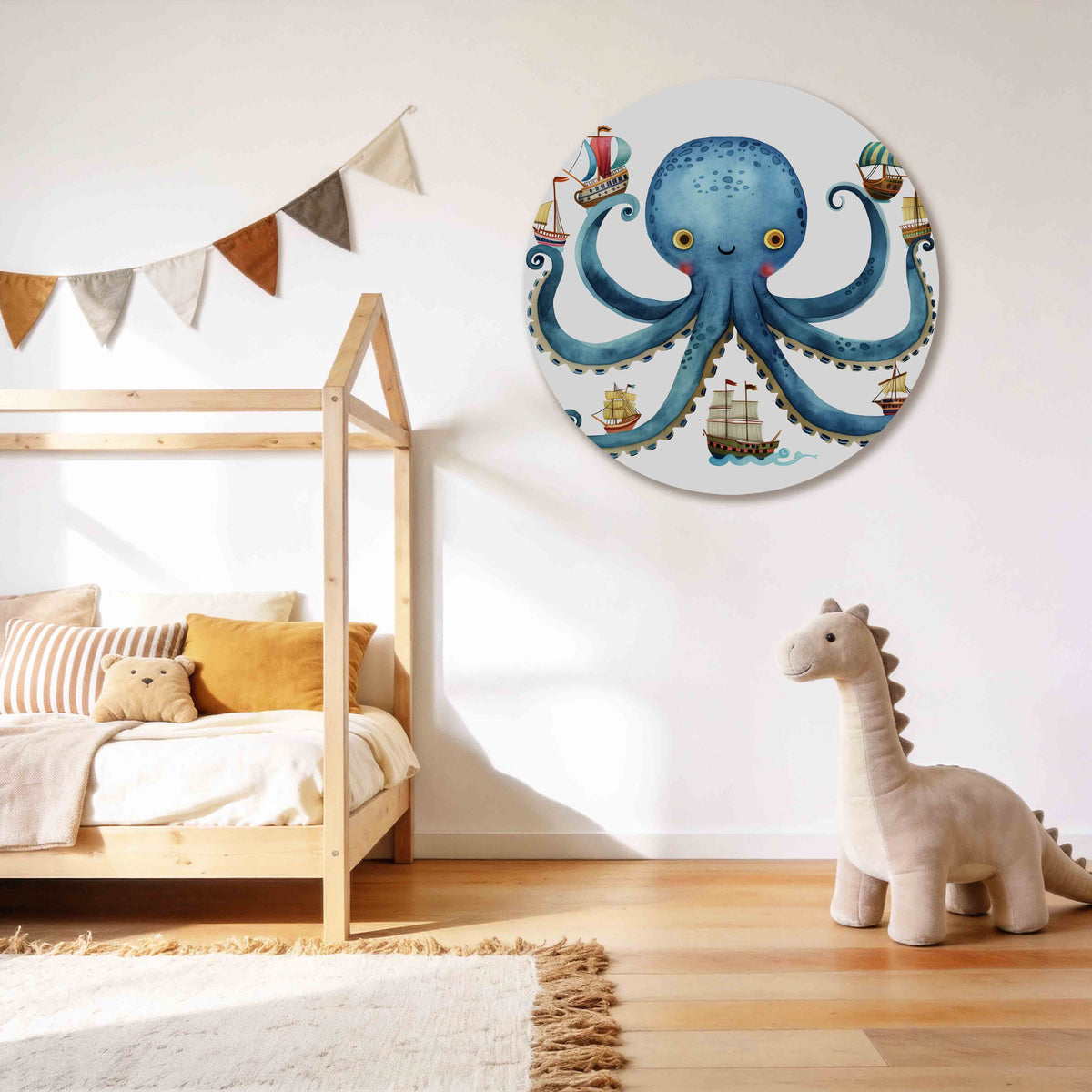 Blauwe octopus met schepen Muurcirkel – tweede productweergave – Een blauwe octopus met een vriendelijke uitstraling houdt