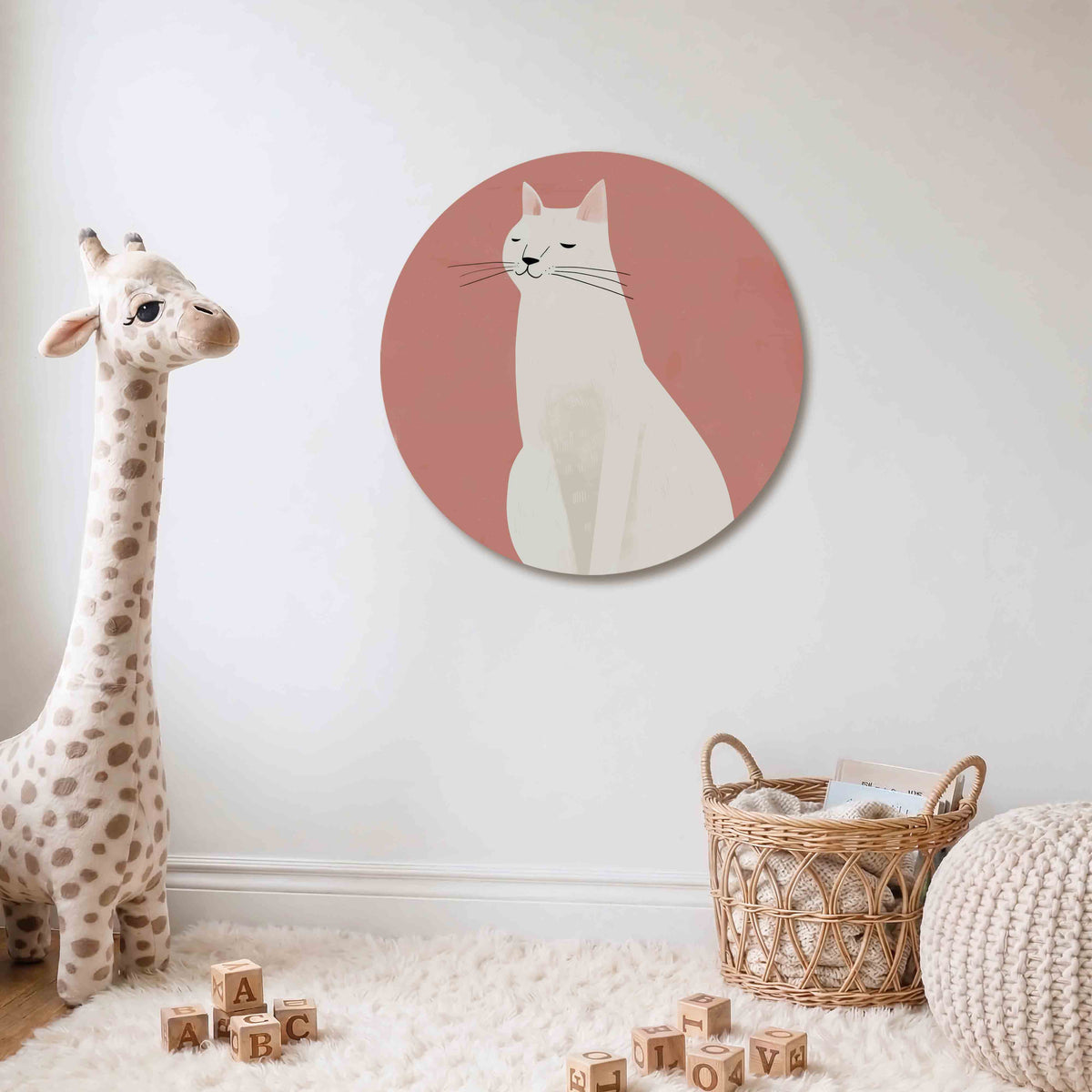 Witte kat Muurcirkel – Een witte kat met gesloten ogen tegen een roze achtergrond.