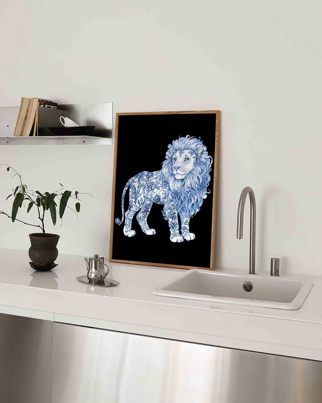 Leeuw met bloemen – blauw-witte poster in staand formaat