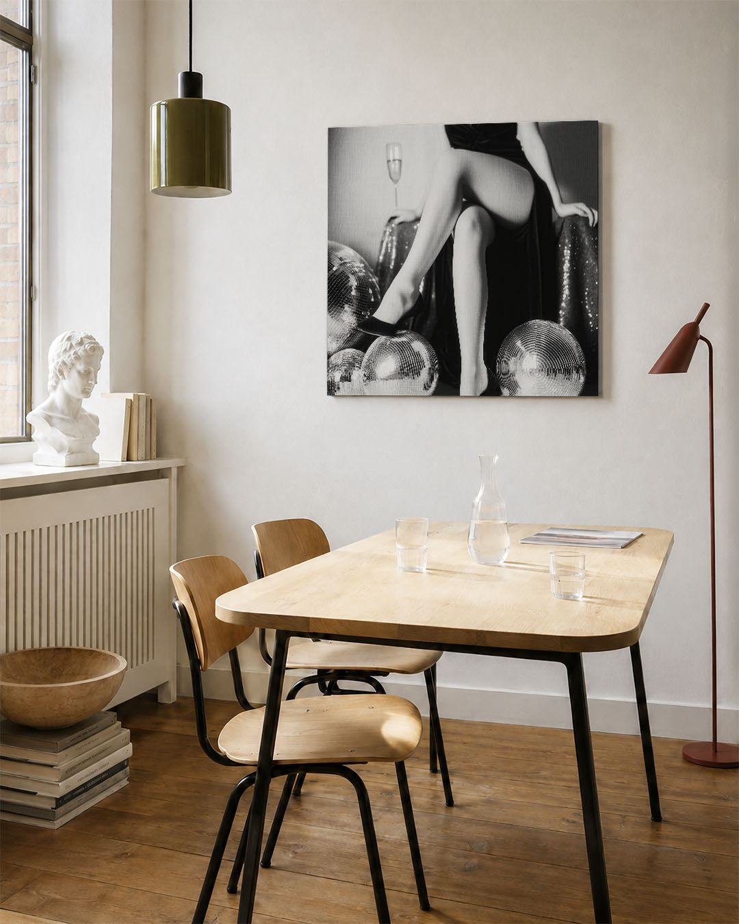 Reflecties kunstwerk – vierkante wanddecoratie – dit werk toont een compositie van glinsterende bollen en een figuur, met een