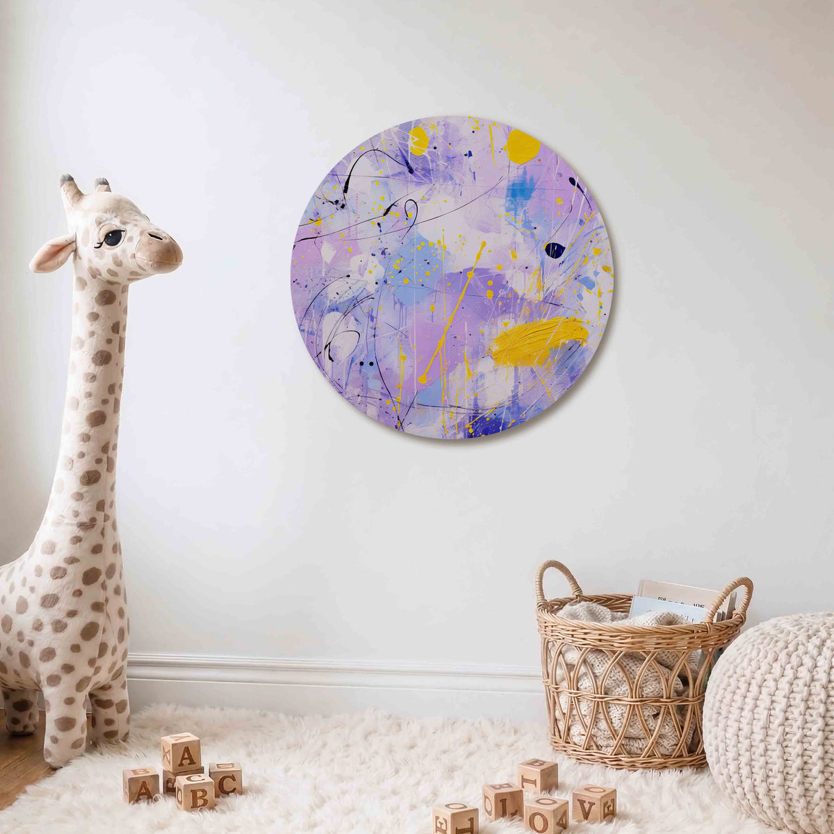 Abstracte paarse en gele Muurcirkel – De muurcirkel toont een abstract patroon met paarse en gele tinten.