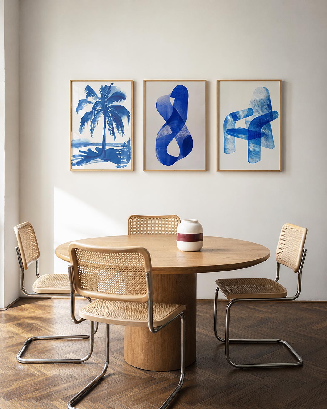 Blauwe palm posterset – derde productweergave – een palmboom in levendig blauw, met losse penseelstreken