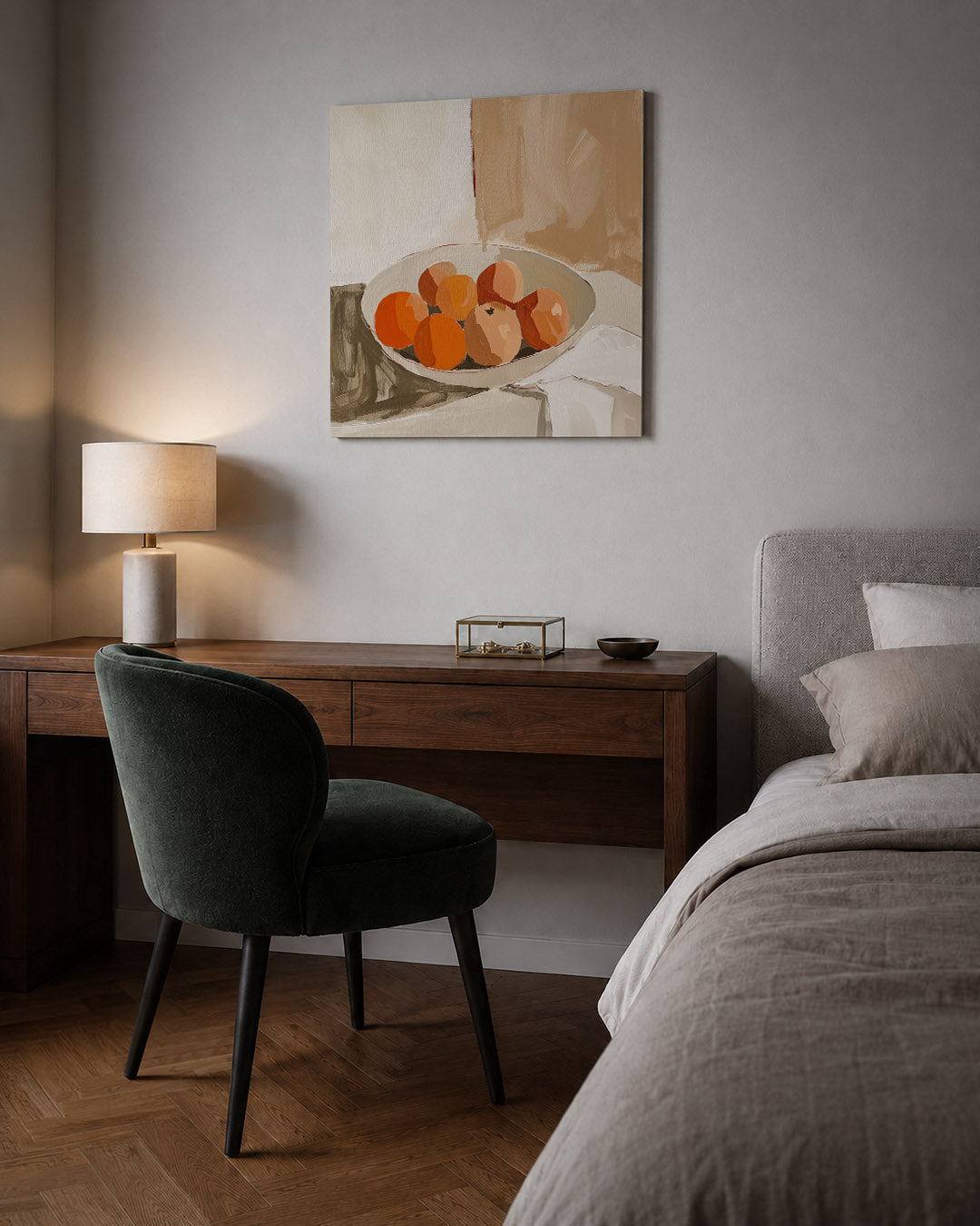 Fruit in schaal kunstwerk – sfeerbeeld – dit werk toont een schaal met oranje vruchten tegen een beige achtergrond. De
