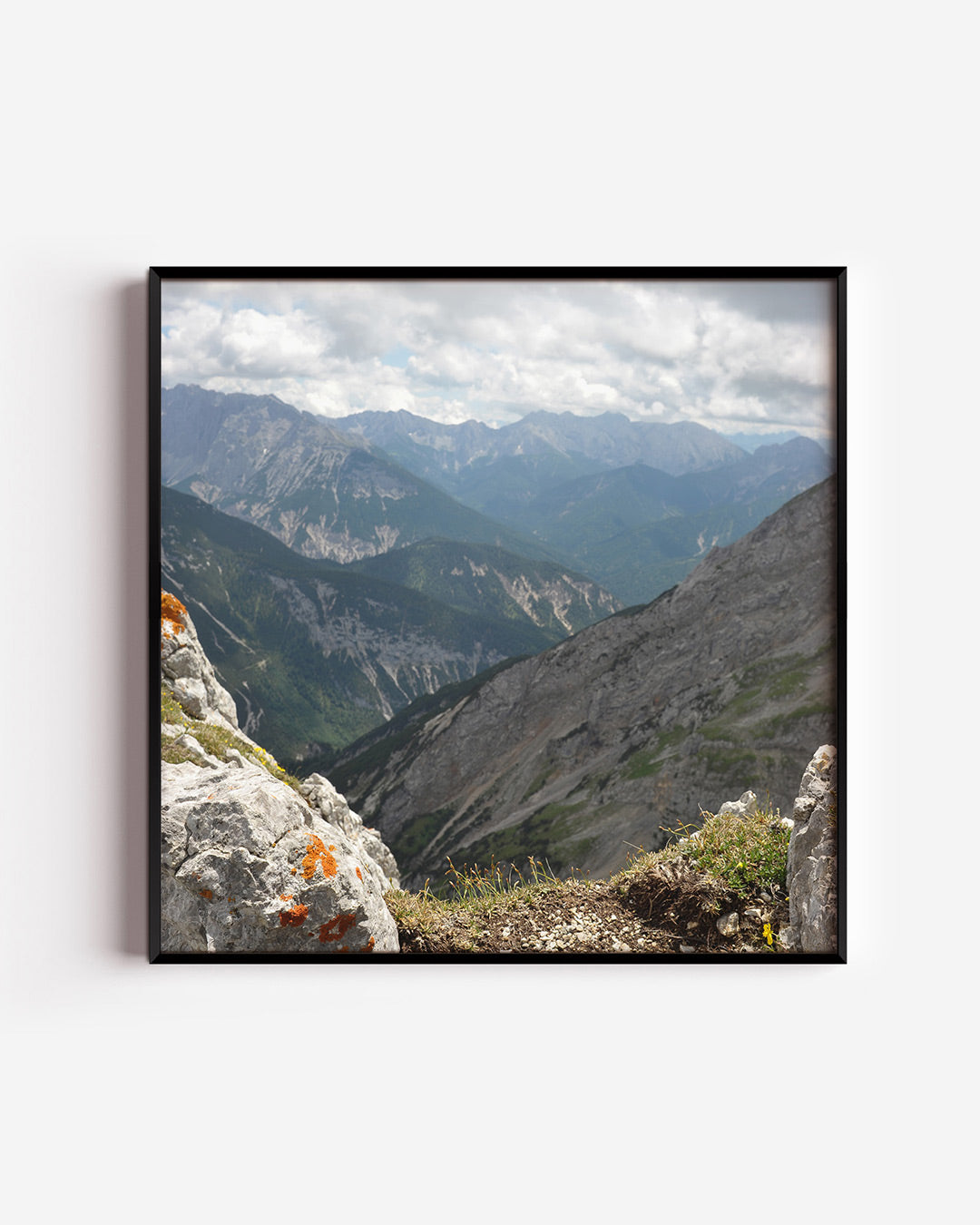 Berglandschap met rotsen poster – vierkante wanddecoratie – deze poster toont een indrukwekkend berglandschap met ruige