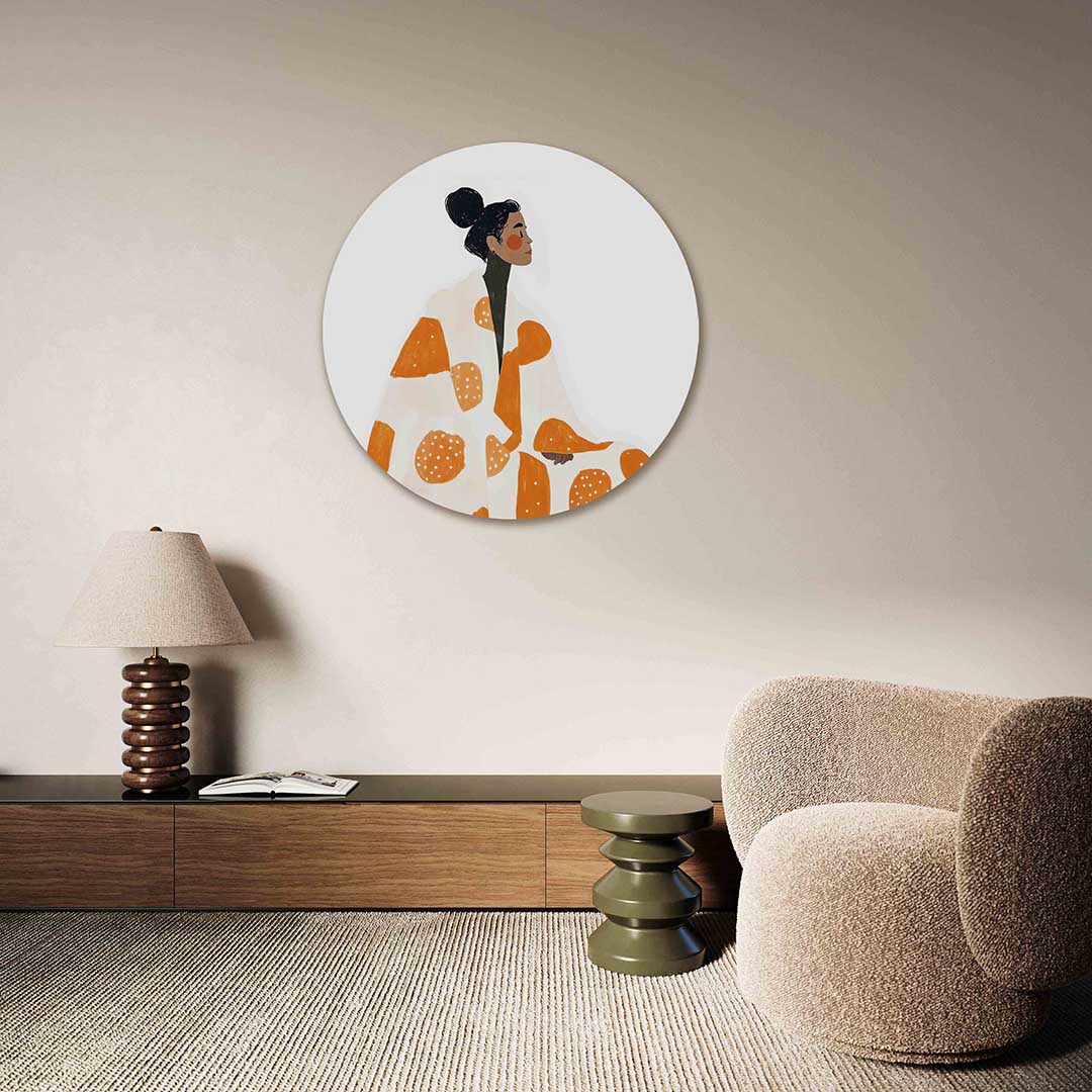 Vrouw met oranje patroon – abstracte muurcirkel als ronde wanddecoratie