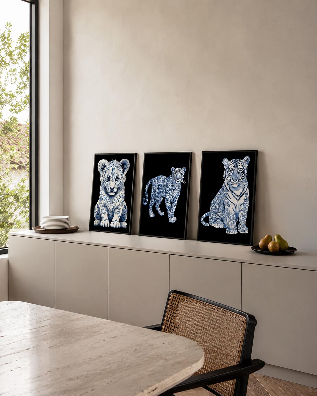 Dierenpatroon harmonie posterset – detailweergave – een jonge leeuw met sierlijke blauwe patronen op een zwarte