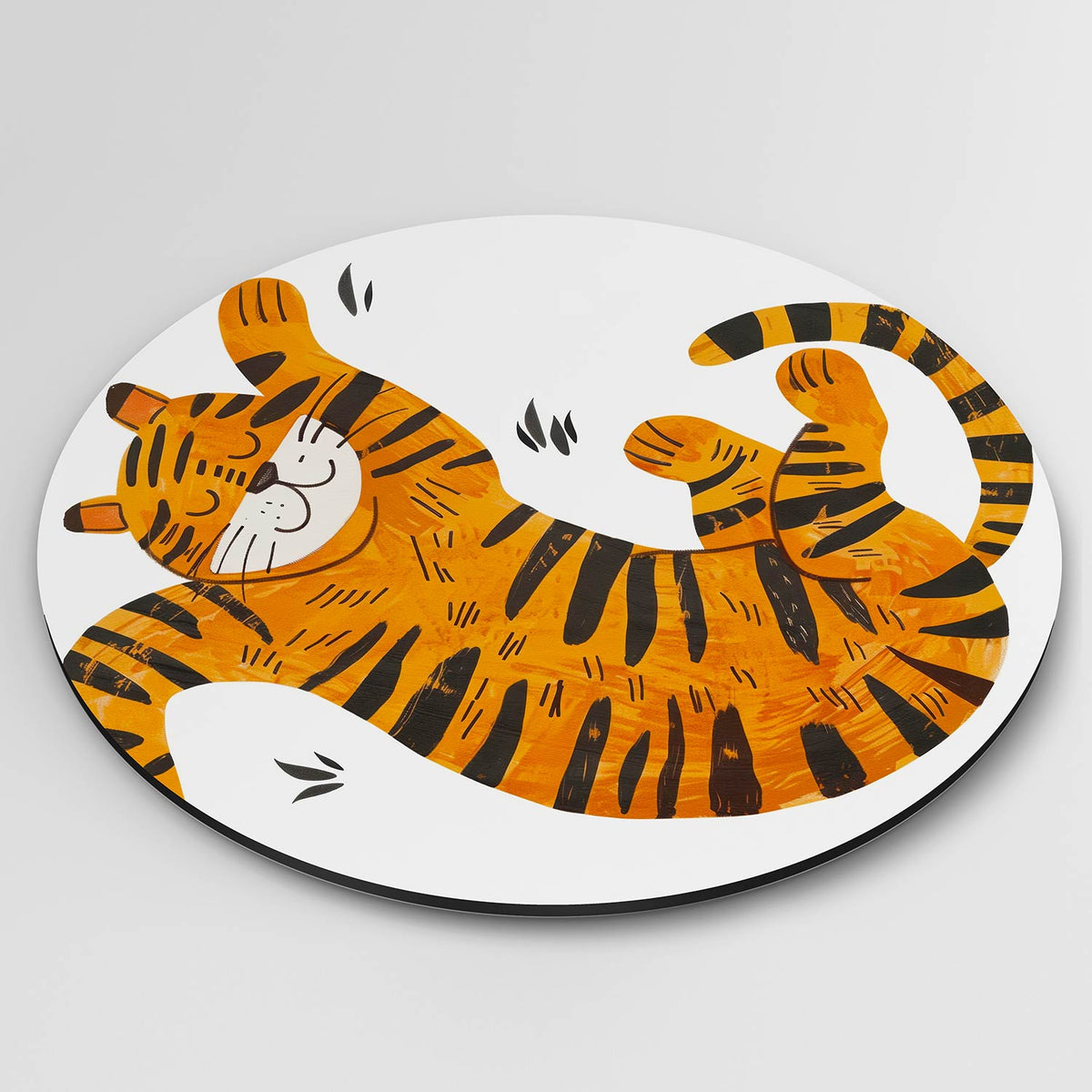 Speelse tijger Muurcirkel – detailweergave – Een vrolijke tijger in oranje en zwart ligt op zijn rug met gesloten ogen.