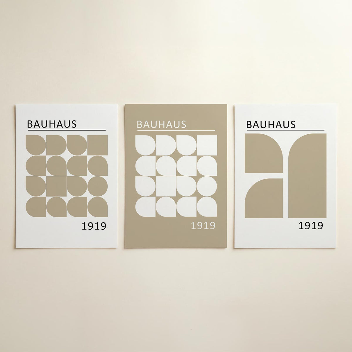 Vorm en balans posterset – detailweergave – deze posterset in drie delen toont een ritmisch patroon van beige halve cirkels