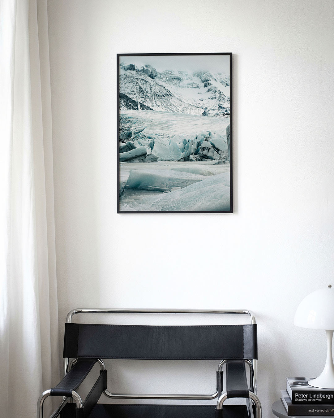 Ijslandschap bergen poster – derde productweergave – deze poster toont een indrukwekkend ijslandschap met ruige bergen en