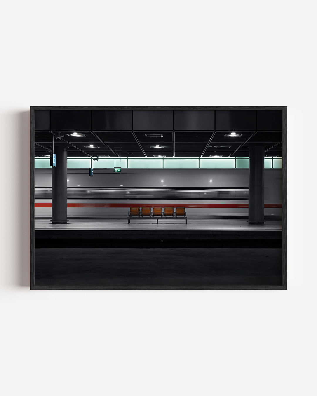 Dynamische stationsscène poster – liggende wanddecoratie – deze poster toont een station met een voorbijrazende trein. De