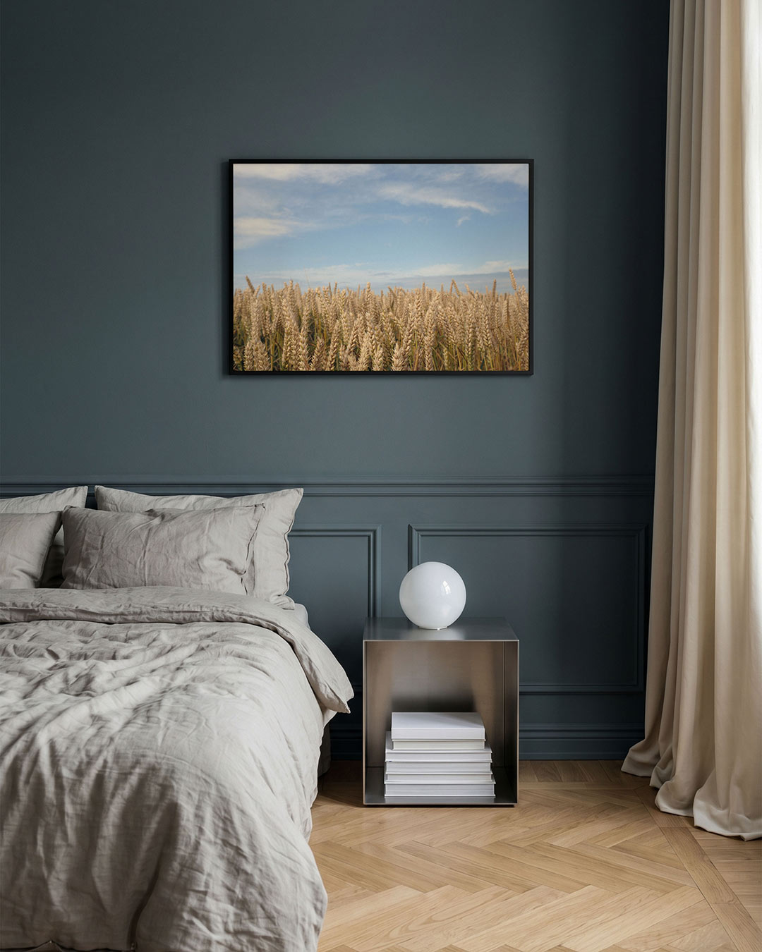 Gouden tarweveld poster – detailweergave – deze poster toont een uitgestrekt tarweveld onder een heldere blauwe hemel. De