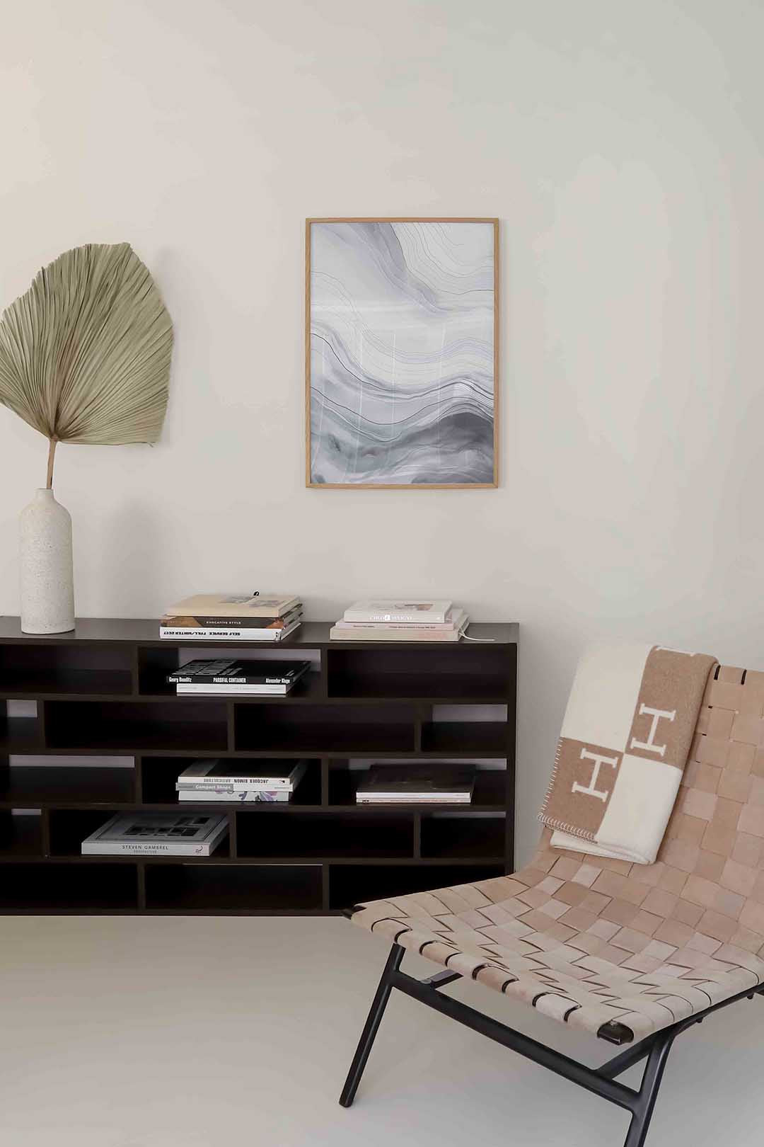 Golvende lijnen – zachte abstracte poster in staand formaat