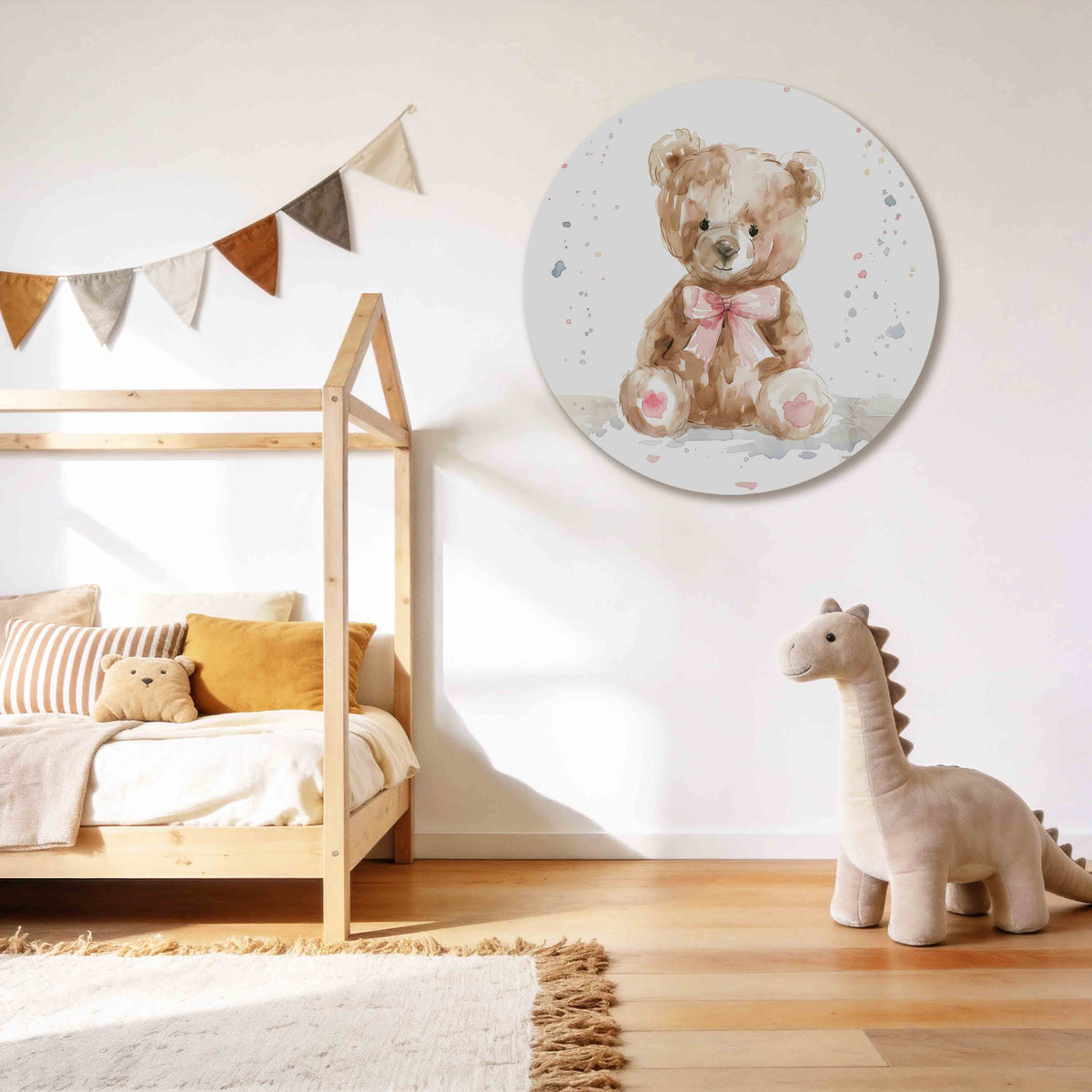 Teddybeer met strik Muurcirkel – tweede productweergave – Een bruine teddybeer met een roze strik is afgebeeld tegen een