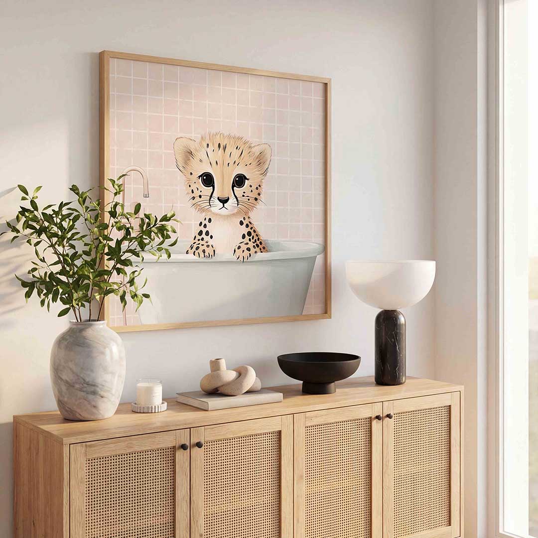Jonge cheetah in bad – dierenillustratie als vierkante poster