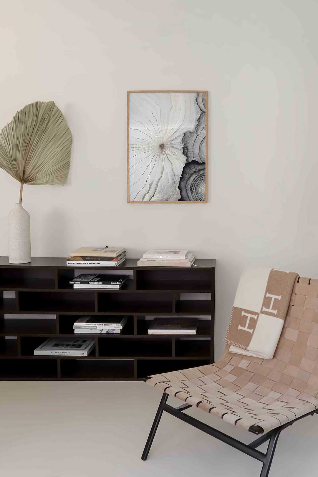 Houtnerf en ringen – zachte abstracte poster in staand formaat