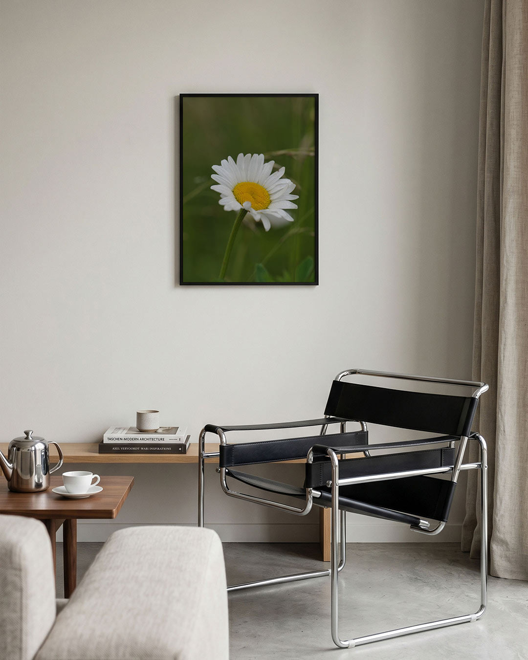 Bloem in natuur poster – tweede productweergave – een enkele bloem met witte bloemblaadjes en een geel hart, omgeven door een
